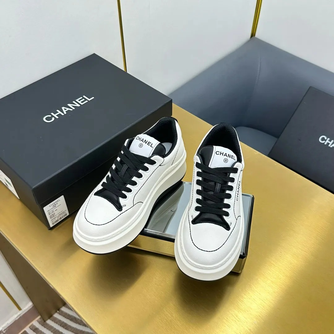 👟👟Ex-factory price 600👟👟 Upgraded version, upgraded version, upgraded version! No rebuttal accepted! ! ! ! Chanel Chanel panda shoes! 2025 counter's top casual sports shoes. This classic design; the upper is electro-embroidered with a variety of techniques; the outsole is fashionable and sporty; the unusual inclusion of a variety of color matching elements... The diversified mix and match is very good-looking and versatile, and can be used for leisure, fashion, sports, and outdoor... ꫛꫀꪝ Go➫ Materials: ❶Upper made of: original imported first-layer silk cowhide + original waterproof cloth + original first-layer cowhide ❷Inner lining: Original Yangli+Net ❸Outsole based on: Original TPU combination outsole Counter boutique packaging complete set for women 35–41 👉 👉
